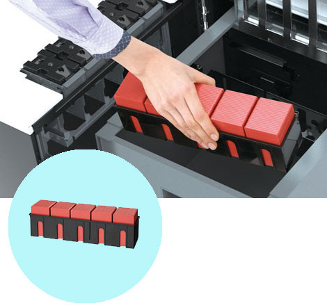 専用の賞品ケースを使用することで、納品されたケースをそのままダイレクトに装填可能。仕入れ・補充作業が完了します。「仕入れ即入庫」を可能にする全く新しいスタイルで、賞品詰め替え作業を削減します。